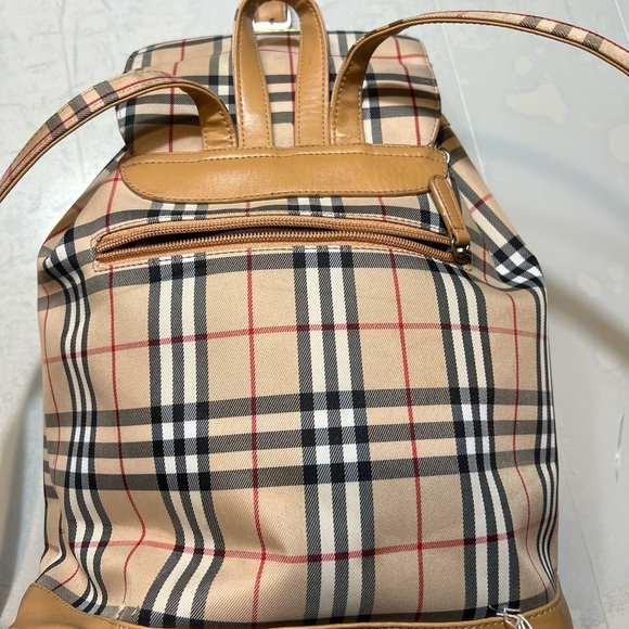 🔥 Stunning Burberry Check Backpack - Iconic Style & Luxury! 🔥 - Picture 8 of 13